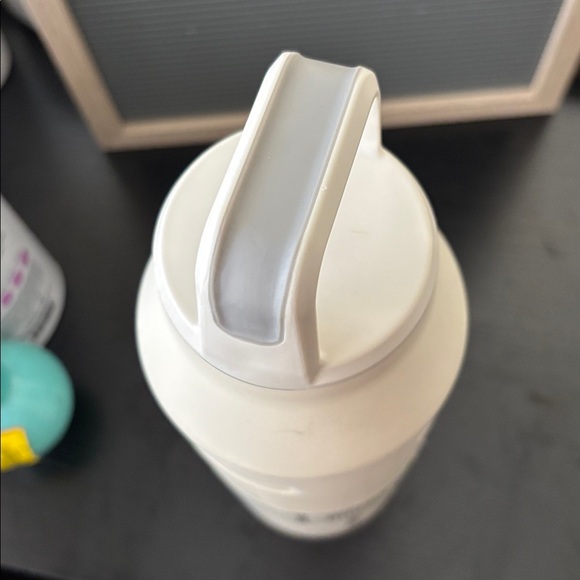 Stanley Cream Glimmer IceFlow Cap and Carry Lid Bottle 50 oz - Picture 7 of 9